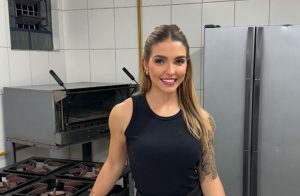 Conheça a apresentadora de Sabores da Vila e o tempero que ela traz ao reality