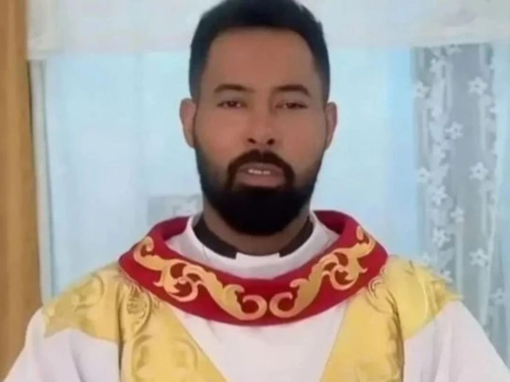 Padre é flagrado com fiel no banheiro da casa paroquial; cena vira caso de polícia