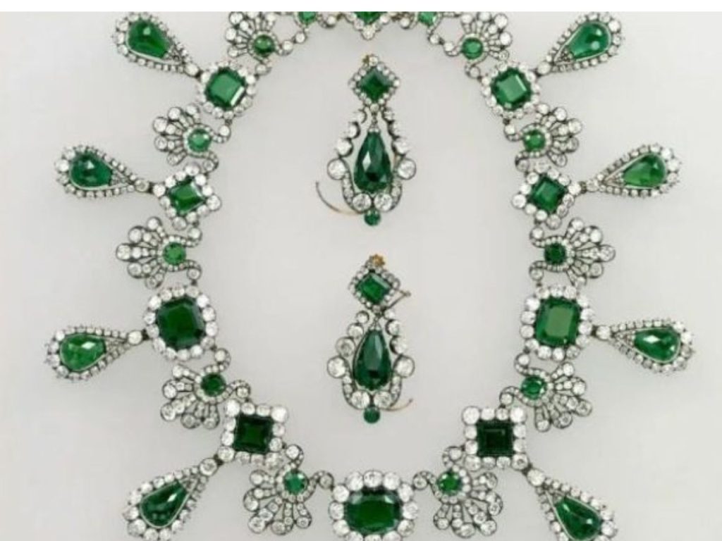 Veja quais foram as joias roubadas do Museu do Louvre no último domingo