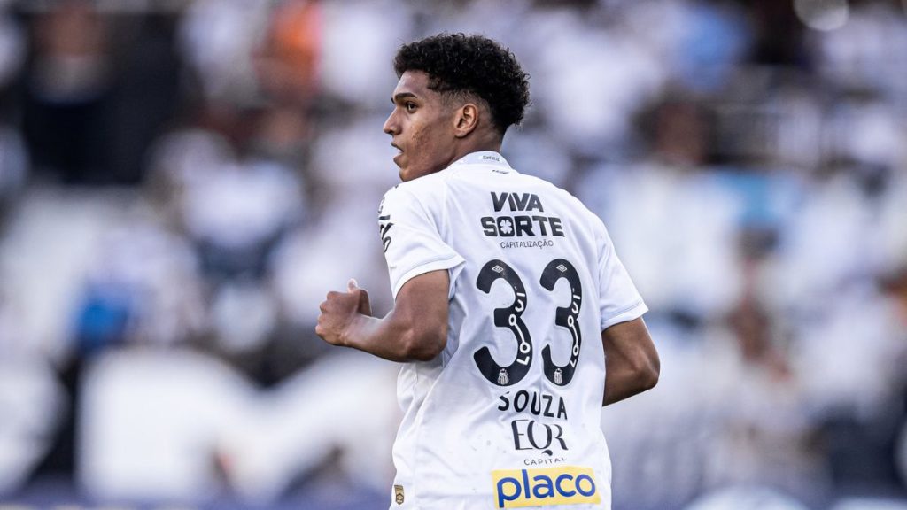 Lateral-esquerdo Souza vem se destacando com a camisa do Peixe