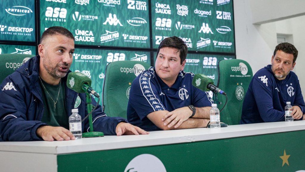 Farnei Coelho ao lado de Matheus Costa e Elano - Guarani avança para transformar clube em SAF