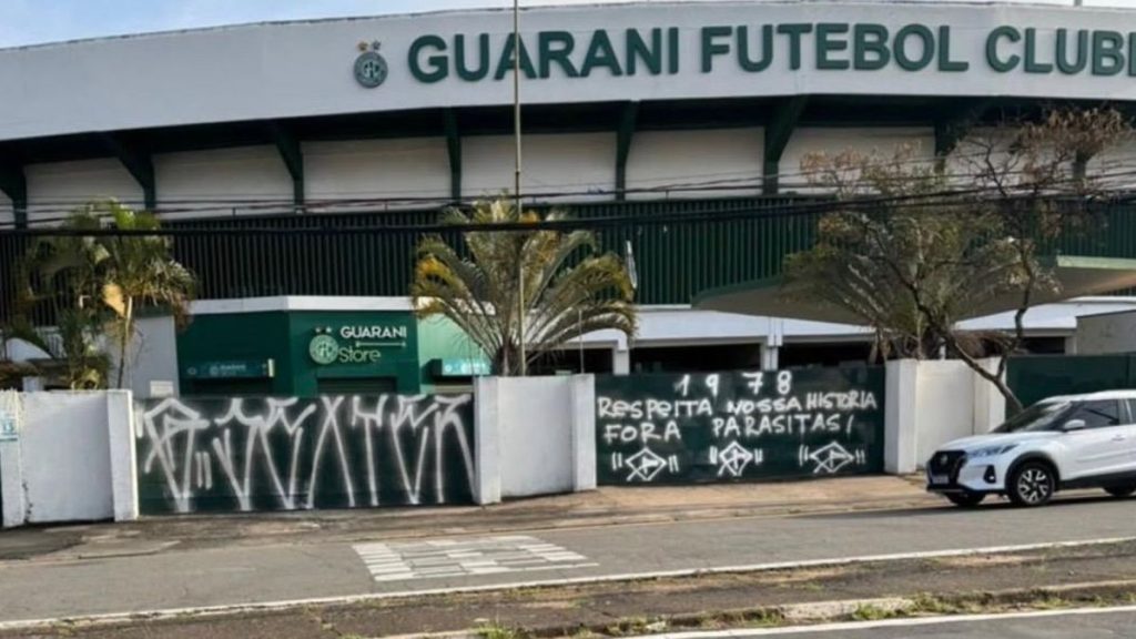 Torcida do Guarani picha portões do Brinco de Ouro após time não conseguir acesso à Série B