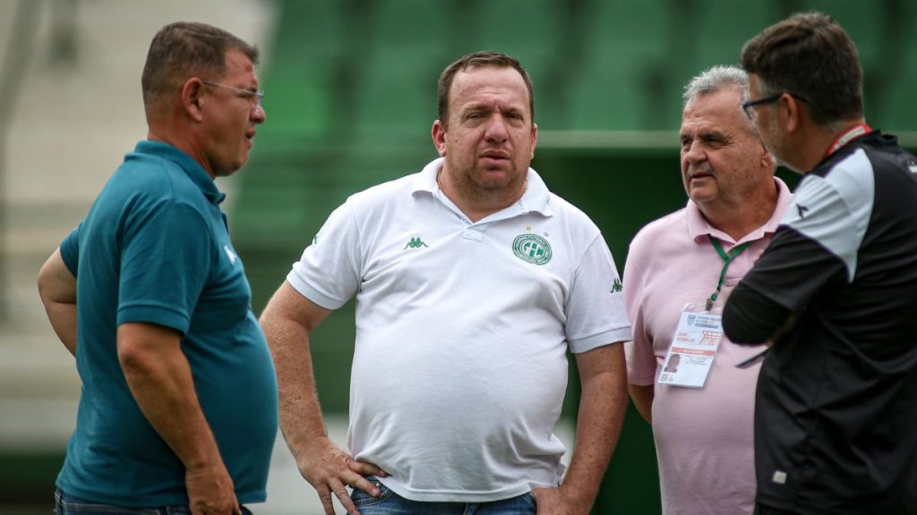 Comissão técnica do Guarani - (Torcida do Guarani picha portões do Brinco de Ouro após time não conseguir acesso à Série B)