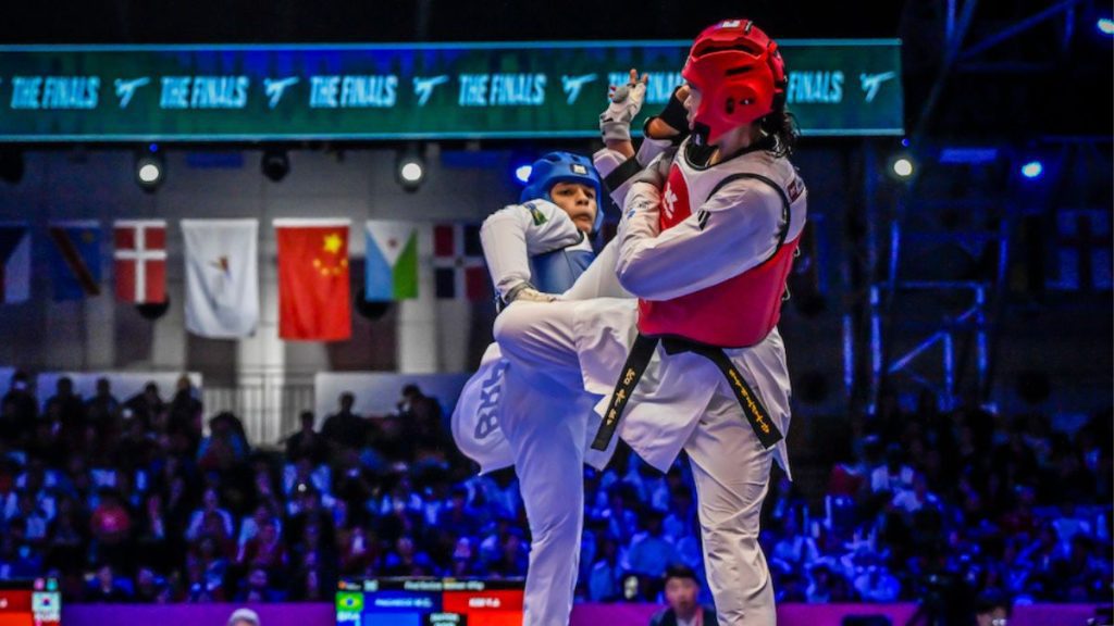 Maria Clara Pacheco, de azul, na final do Mundial de Taekwondo