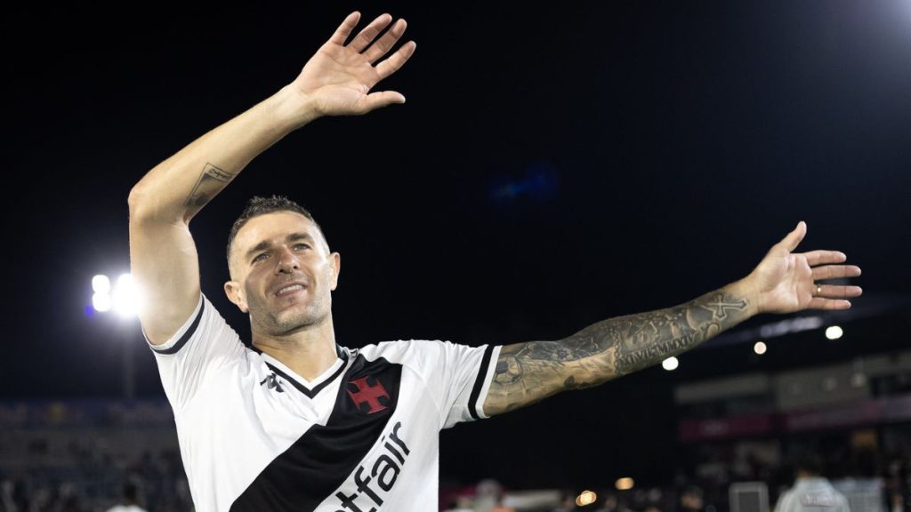 Vegetti anotou dois gols para o Vasco