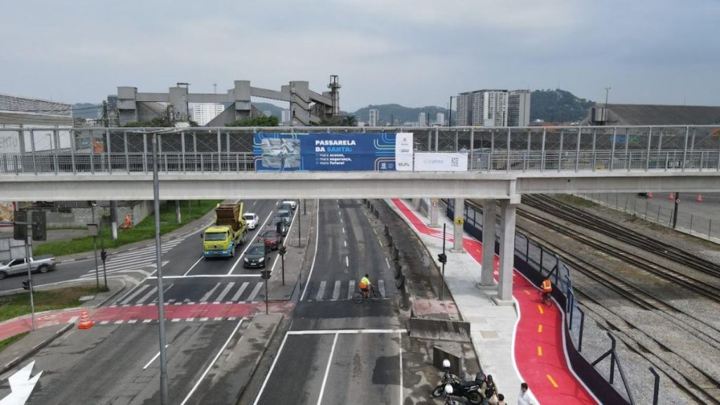 Passarela para o terminal de cruzeiros interliga o Concais com o Largo de Outeirinhos, cruzando a linha férrea e a Av. Perimetral - Foto Doug Fernandes/PMS