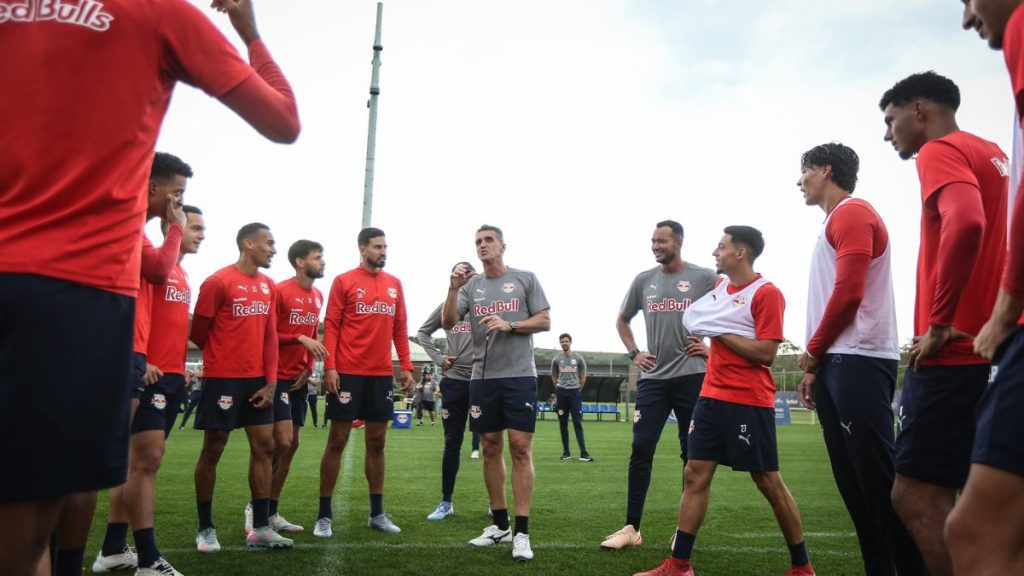 Vagner Mancini em conversa com os jogadores durante treino do Bragantino