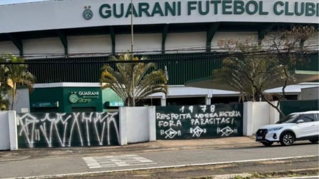 Torcedores picharam estádio do Guarani