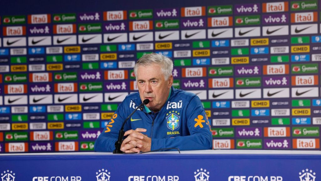 Carlo Ancelotti com uniforme da Seleção Brasileira em campo, destacando a renovação de contrato com a CBF até 2030.