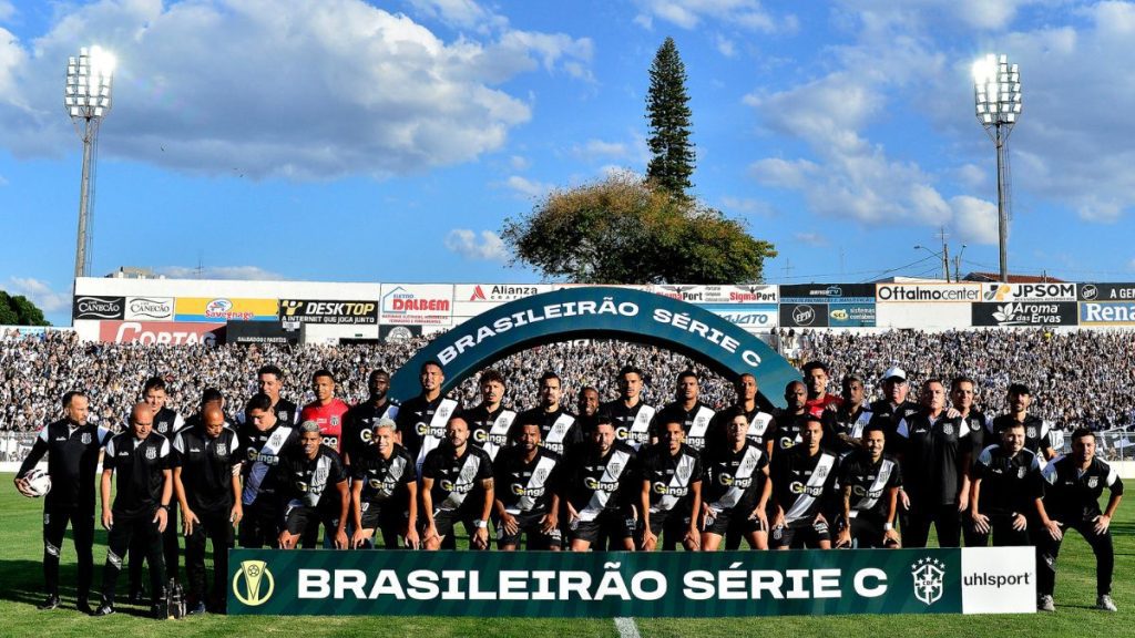 Elenco da Ponte preta reunido para foto no Brasileirão da série C