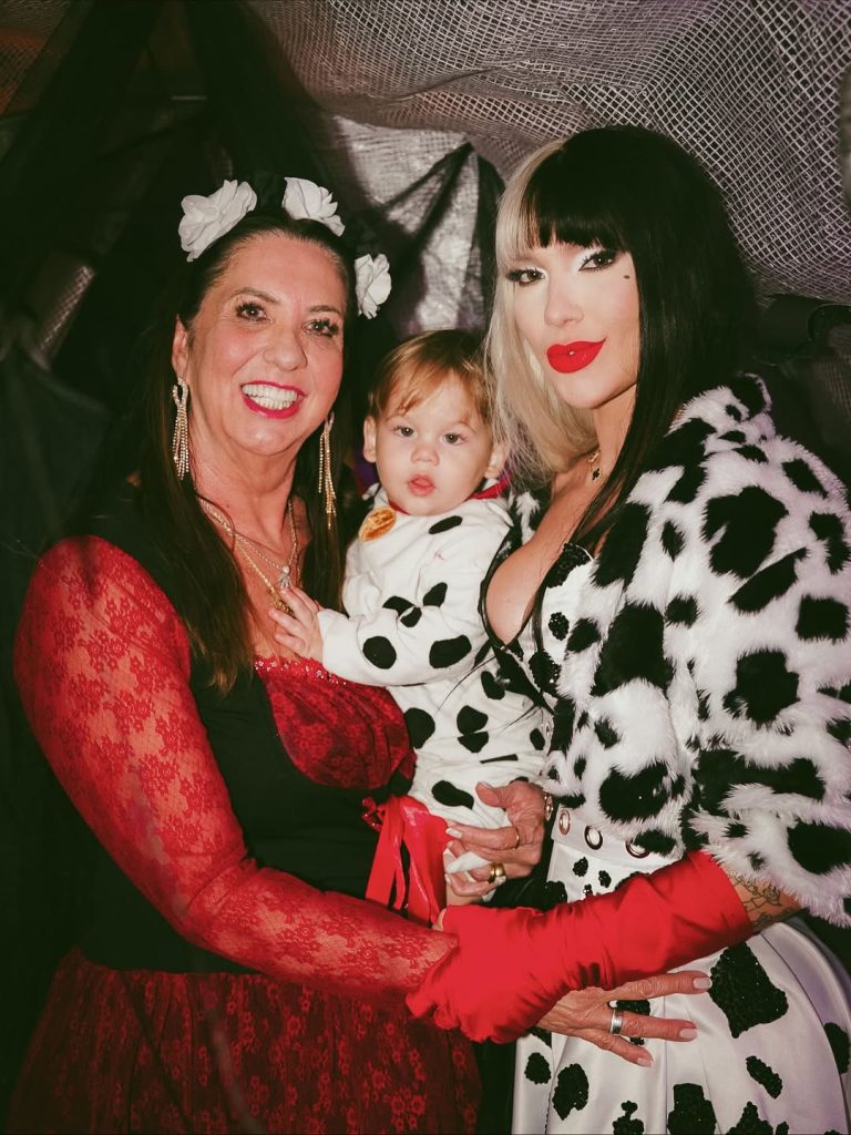 Virginia compartilha as primeiras fotos de sua festa de Halloween em Madrid