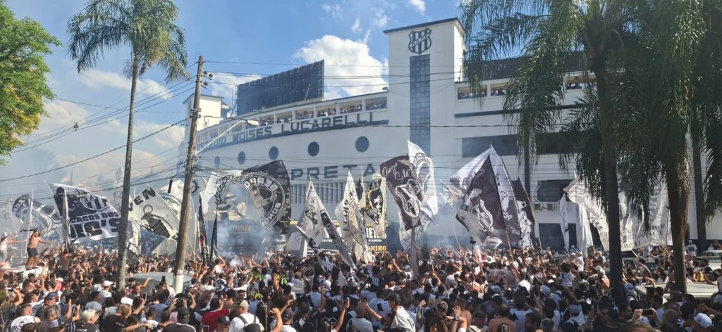 Torcedores da Ponte Preta animados com a chegada do time no estádio para a final da série C