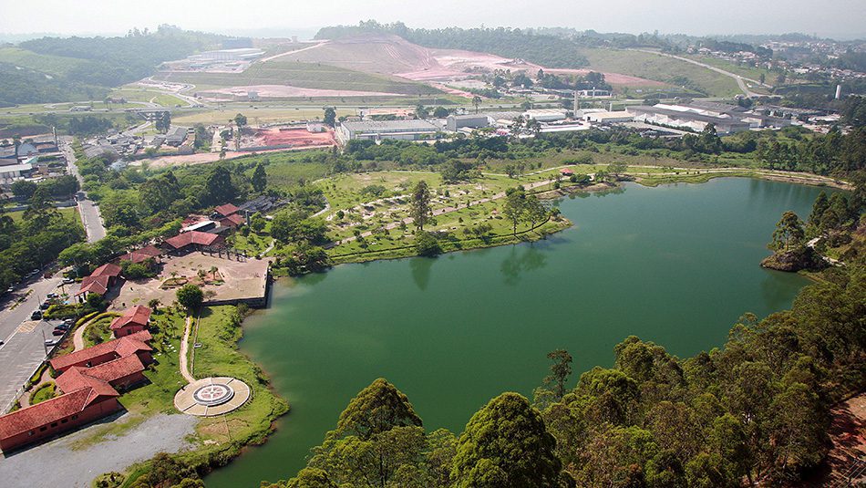 Vista aérea do Parque do Lago Francisco Rizzo - Embu das Artes