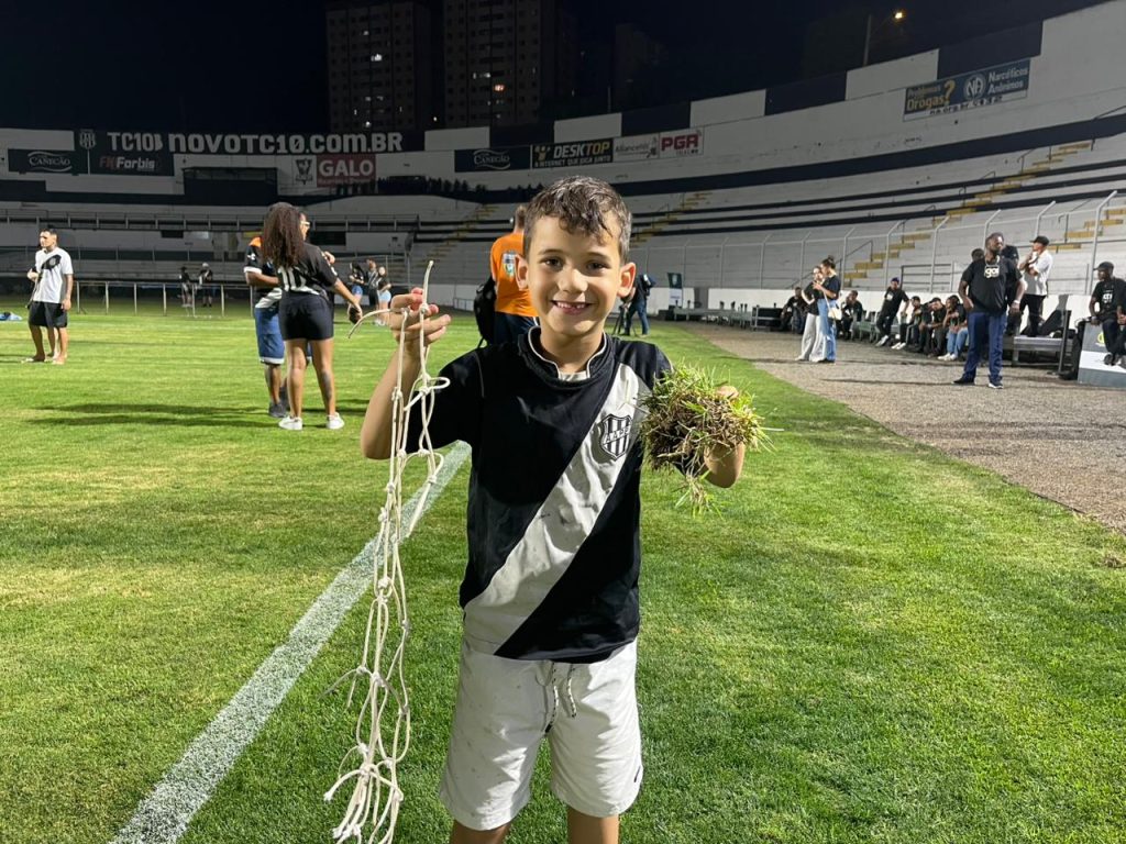 Torcedor mirim da Ponte Preta em final da série C contra o Londrina