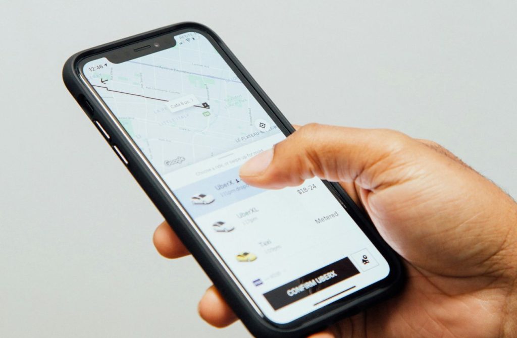 Usuário verificando no aplicativo as novas categorias Black e Comfort da Uber
