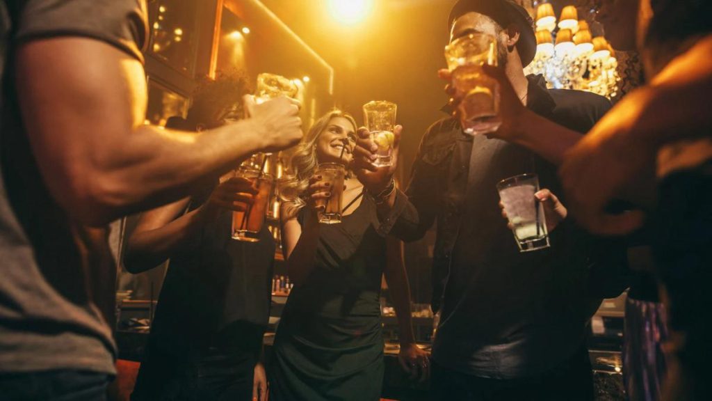 Metanol: setor de bares e restaurantes prevê queda no movimento, segundo federação do estado de SP