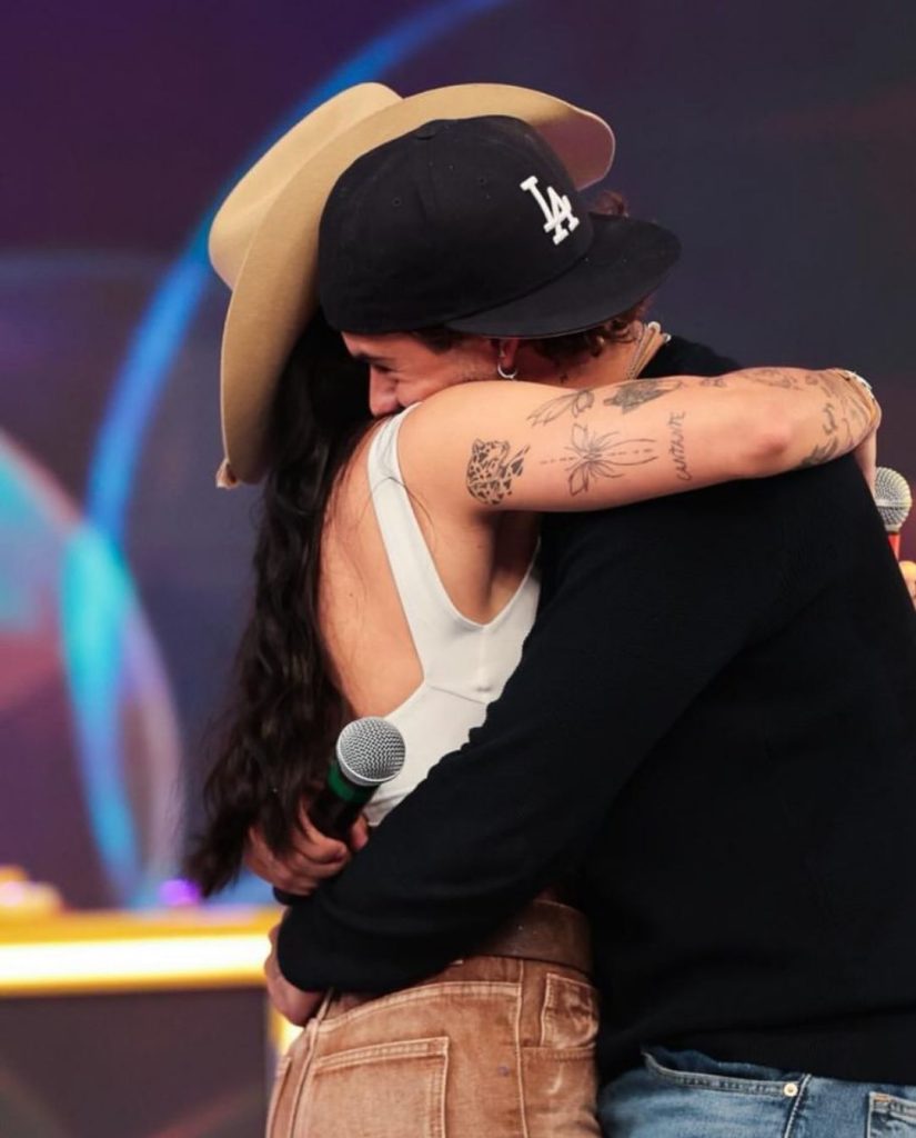 Zé Felipe e Ana Castela se beijam durante gravação do Programa Legal