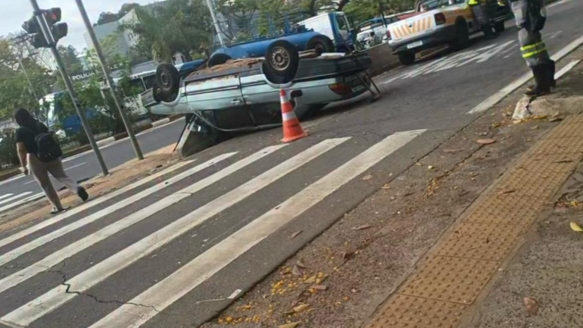 Perseguição a carro furtado termina em capotamento e deixa dois feridos em Campinas