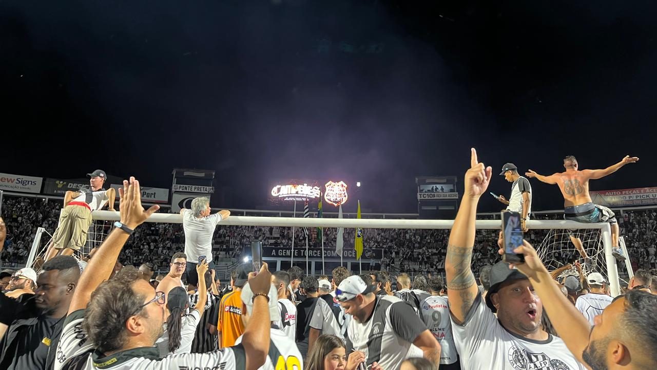 Torcida da Ponte Preta comemorando título da série C