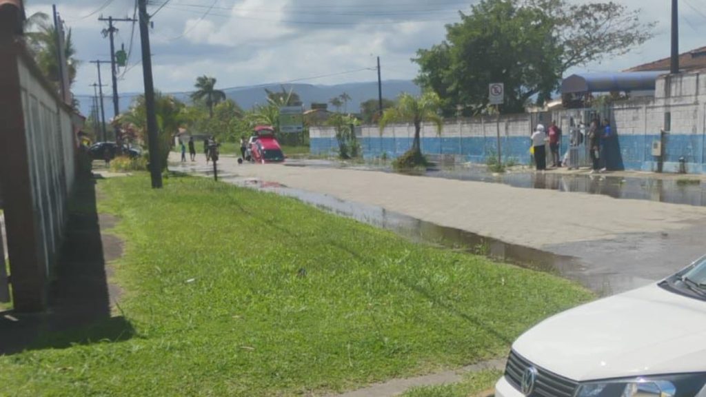 Rompimento de tubulação abre cratera no asfalto e deixa escola sem aulas em Itanhaém