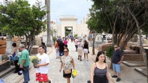 Cemitérios municipais de Campinas passam por manutenção para o feriado de Finados