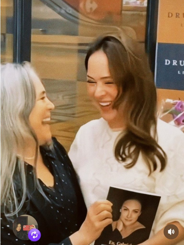 Gabriela Duarte lança autobiografia ao lado de celebridades no RJ - Regina Duarte