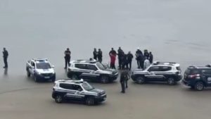 Homem é baleado e preso após apontar arma para guardas