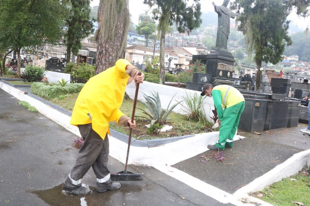 Cemitérios da Baixada Santista passam por manutenção para receber visitantes no Dia de Finados