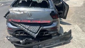 Mulher bêbada pede socorro após carro cair em canal