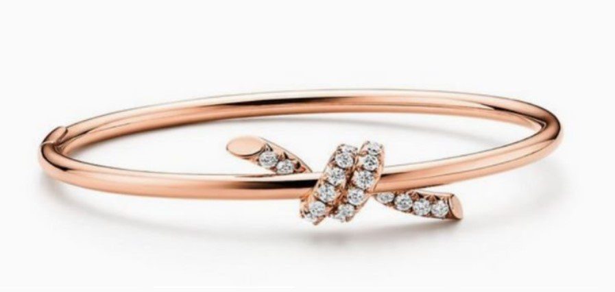 Virginia ganha presente avaliado em R$ 70 mil de Vini Jr. para oficializar namoro