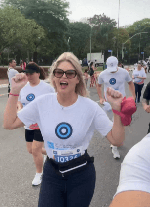 Val Marchiori corta o cabelo para dar início ao tratamento contra o câncer