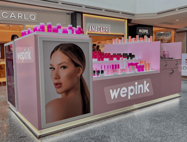 Quiosque dos produtos da We Pink na quadra da Grande Rio