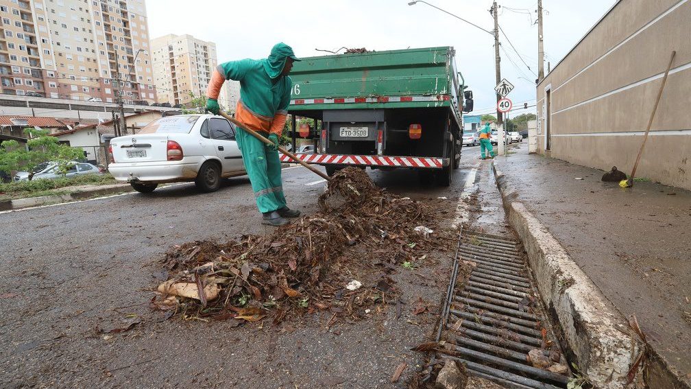 Chuva acompanhada de granizo causa queda de 15 árvores em Campinas