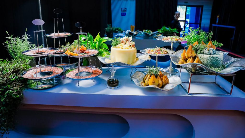 Detalhes da mesa montada nos estúdios do SBT, com pratos e decoração natalina durante a gravação do especial