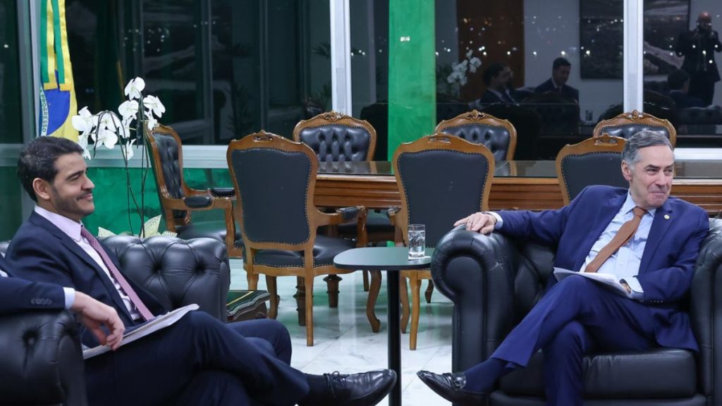 Presidente Lula ao lado de Jorge Messias em registro oficial após indicação para vaga no STF.