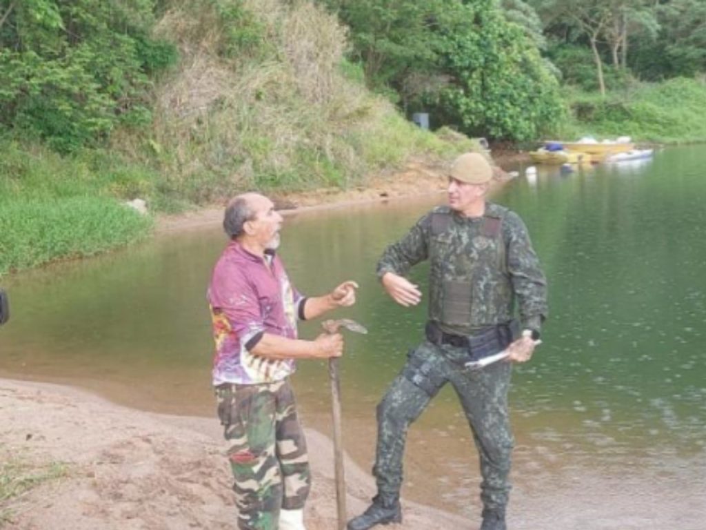 Polícia Ambiental durante a fiscalização na represa de Nazaré Paulista