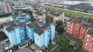 Filha mata pai idoso a tiros durante surto psicótico e vai até a delegacia confessar crime