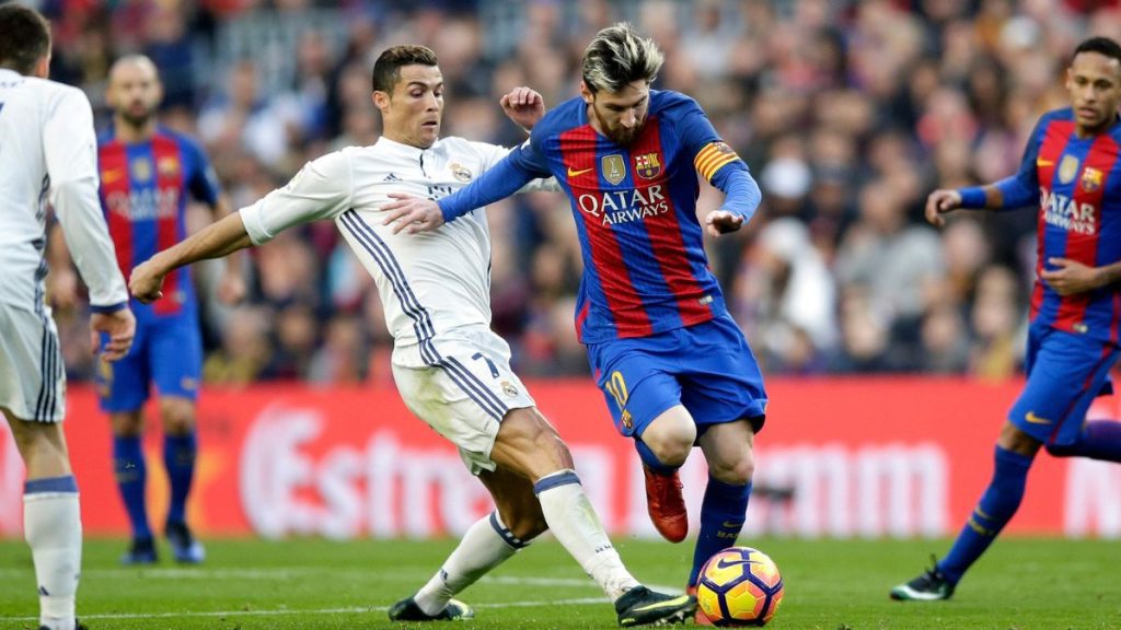 Cristiano Ronaldo e Lionel Messa em ação no clássico entre Barcelona e Real Madrid