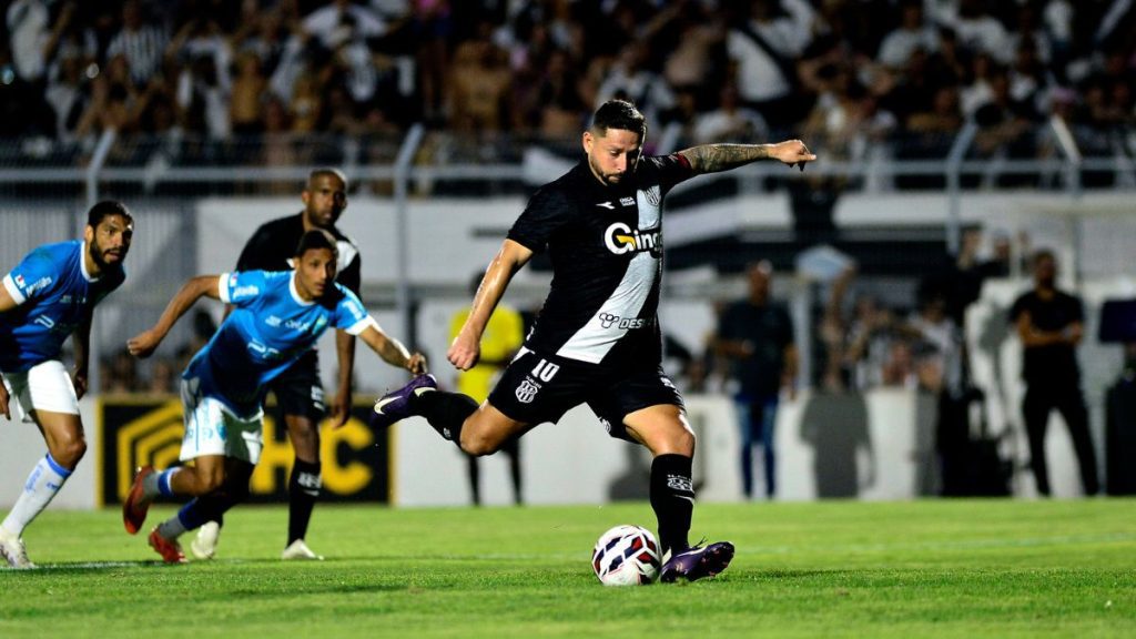 Elvis foi um dos destaques da Ponte na Série C