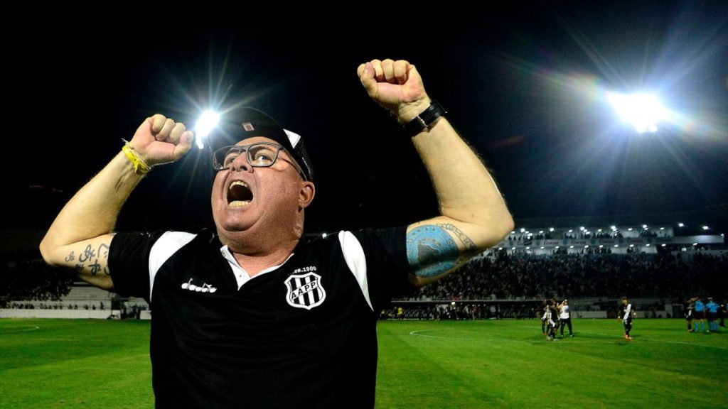 Ponte Preta renova com Marcelo Fernandes até o final de 2026