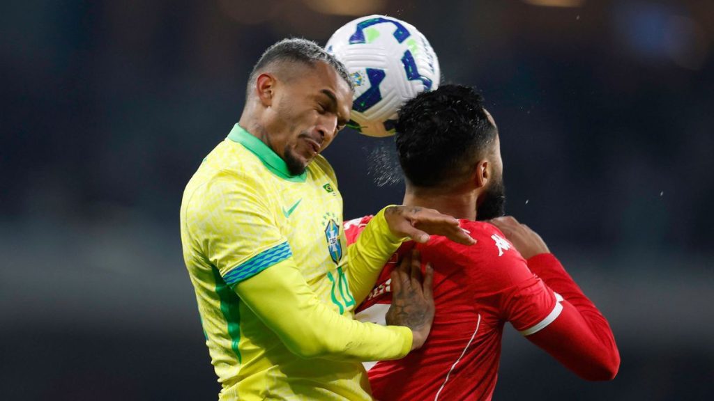 Wesley disputa bola com jogador da Tunísia