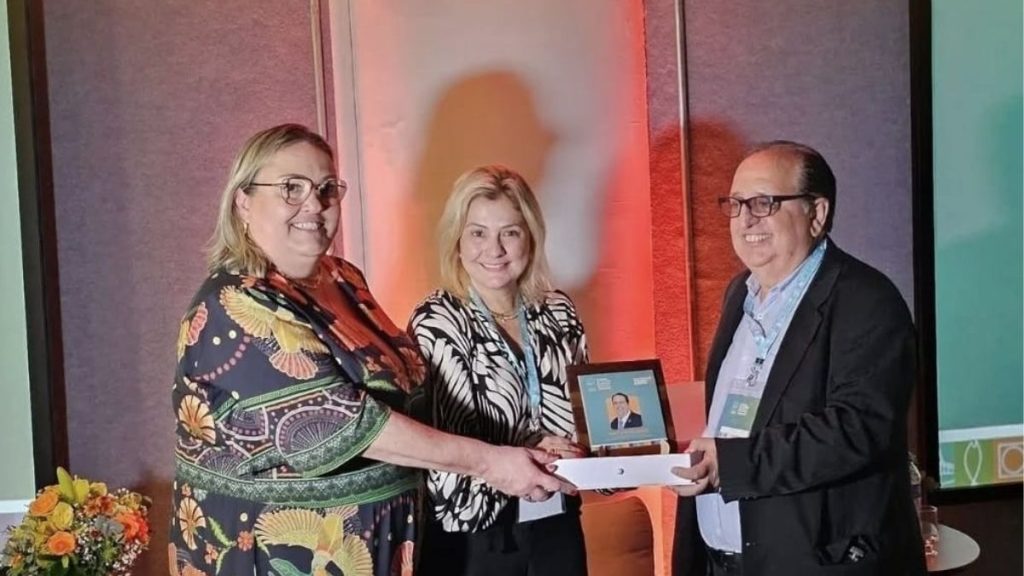 À esquerda, Vanessa Lombardi; ao meio a secretária de Comunicação de Santos, Selley Storino e à direita, o CEO da Central de Fretes, José Luis Blanco