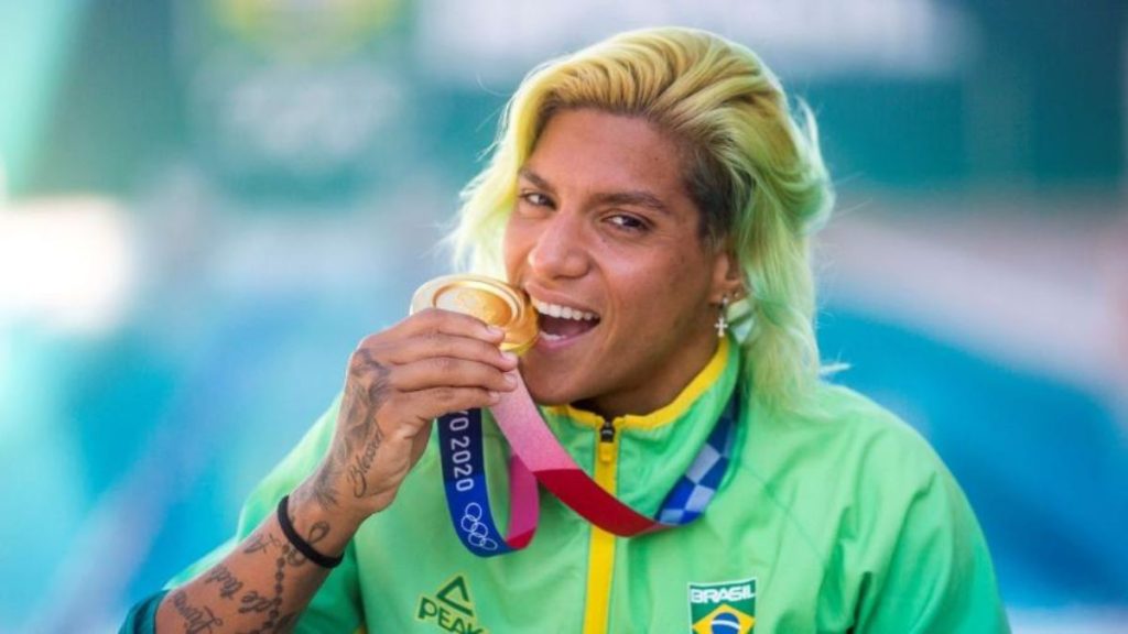 Ana Marcela Cunha com a medalha de ouro conquistada em Tóquio