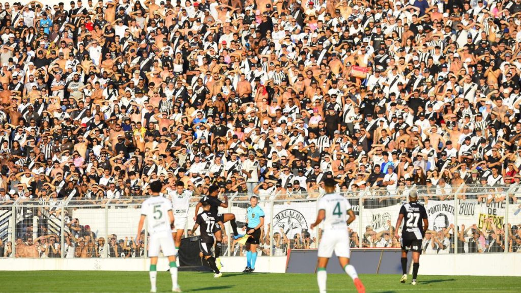 Torcida da Ponte durante o dérbi 212