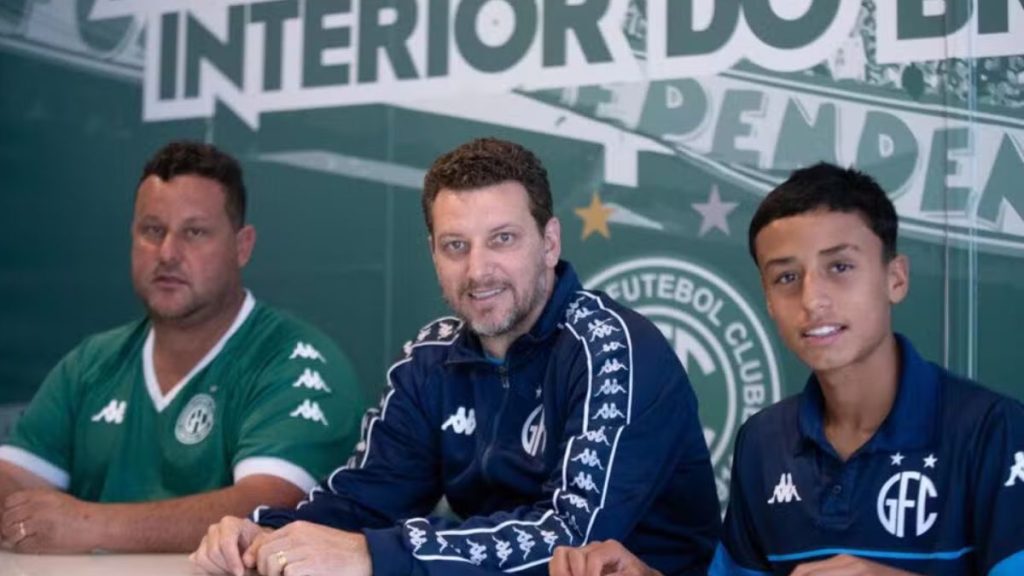 Lucas Albuquerque ao lado de Elano, coordenador técnico do Guarani