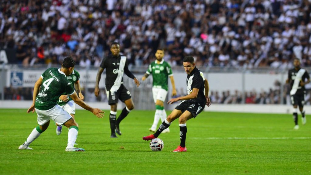 Éverton Brito em ação pela Ponte Preta