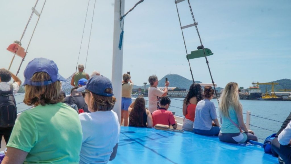 Porto de Santos abre visitas gratuitas com passeio de escuna e tour guiado