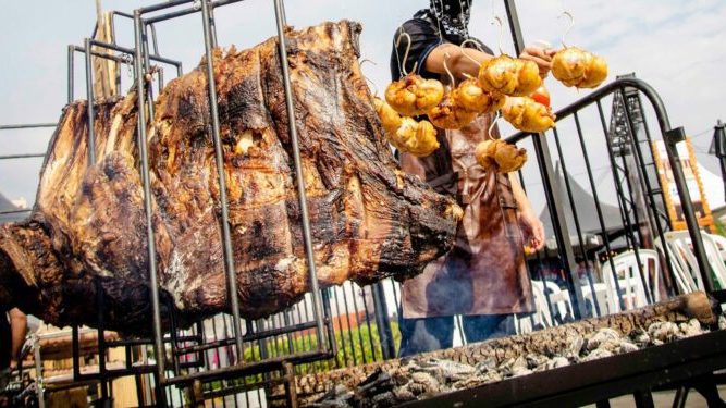 Quem procura um programa diferente para o fim de semana terá como opção o Brasa no Parque, festival que reúne churrasco, cerveja artesanal e música no shopping Parque Dom Pedro, em Campinas.