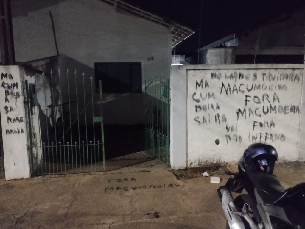 A parede da casa da vítima foi pichada com ofensas