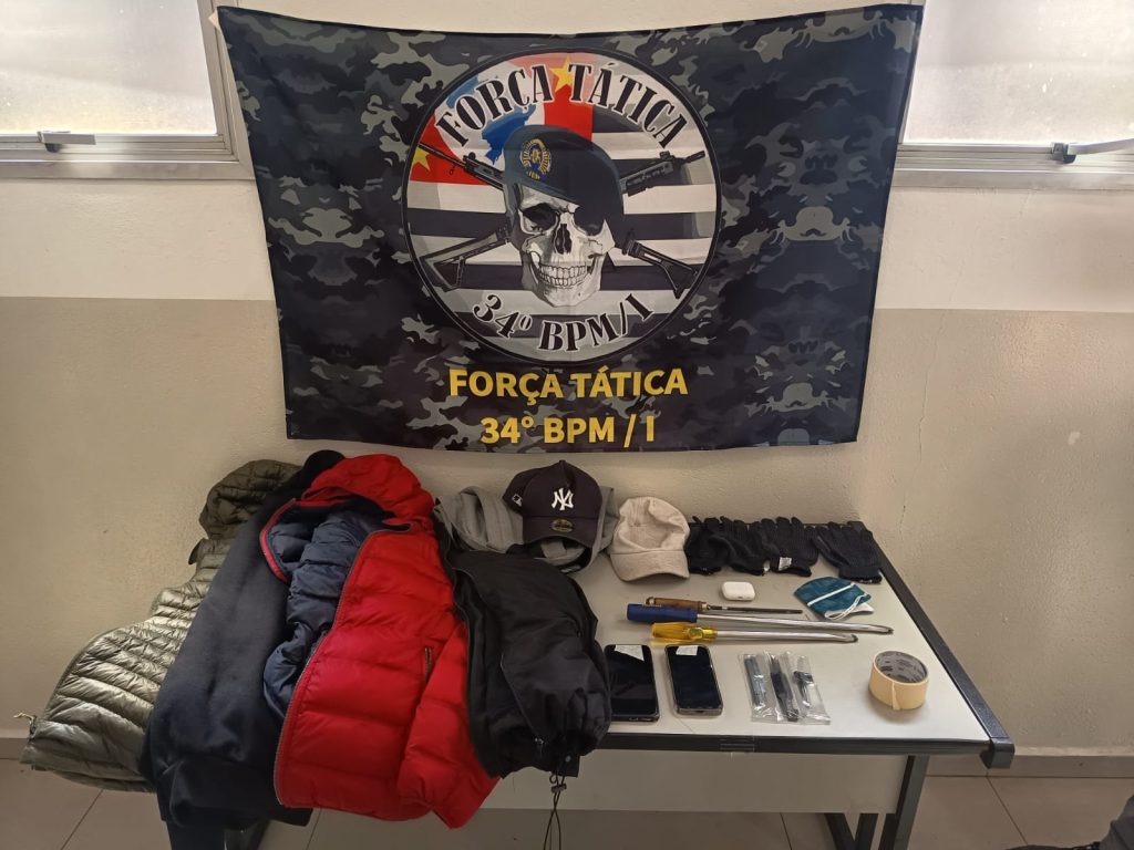 objetos apreendidos com os suspeitos